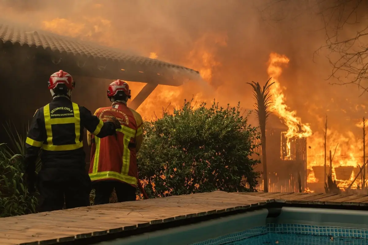 Varios bomberos intervienen en Francia para contener las llamas, Europa Press