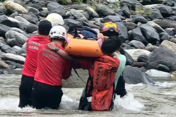 Rescatistas del Cuerpo de Bomberos llegaron para sacar el cuerpo de la mujer que cayó a un río. ,Foto: Cortesía