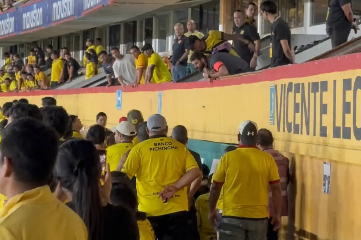 Decenas de hinchas increparon a los dirigentes que llegaron a ver el partido ante Liga de Quito en el estadio Monumental., Foto: Redes Sociales