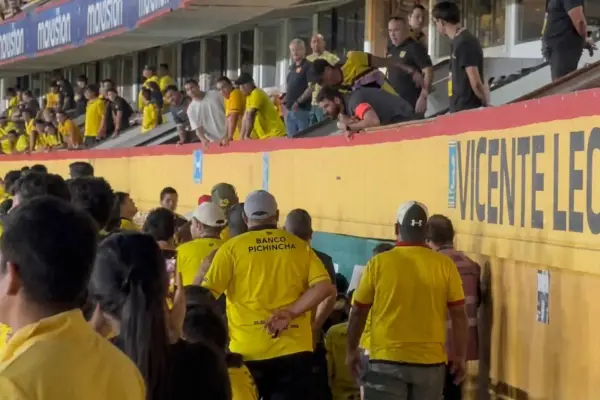 Decenas de hinchas increparon a los dirigentes que llegaron a ver el partido ante Liga de Quito en el estadio Monumental. ,Foto: Redes Sociales