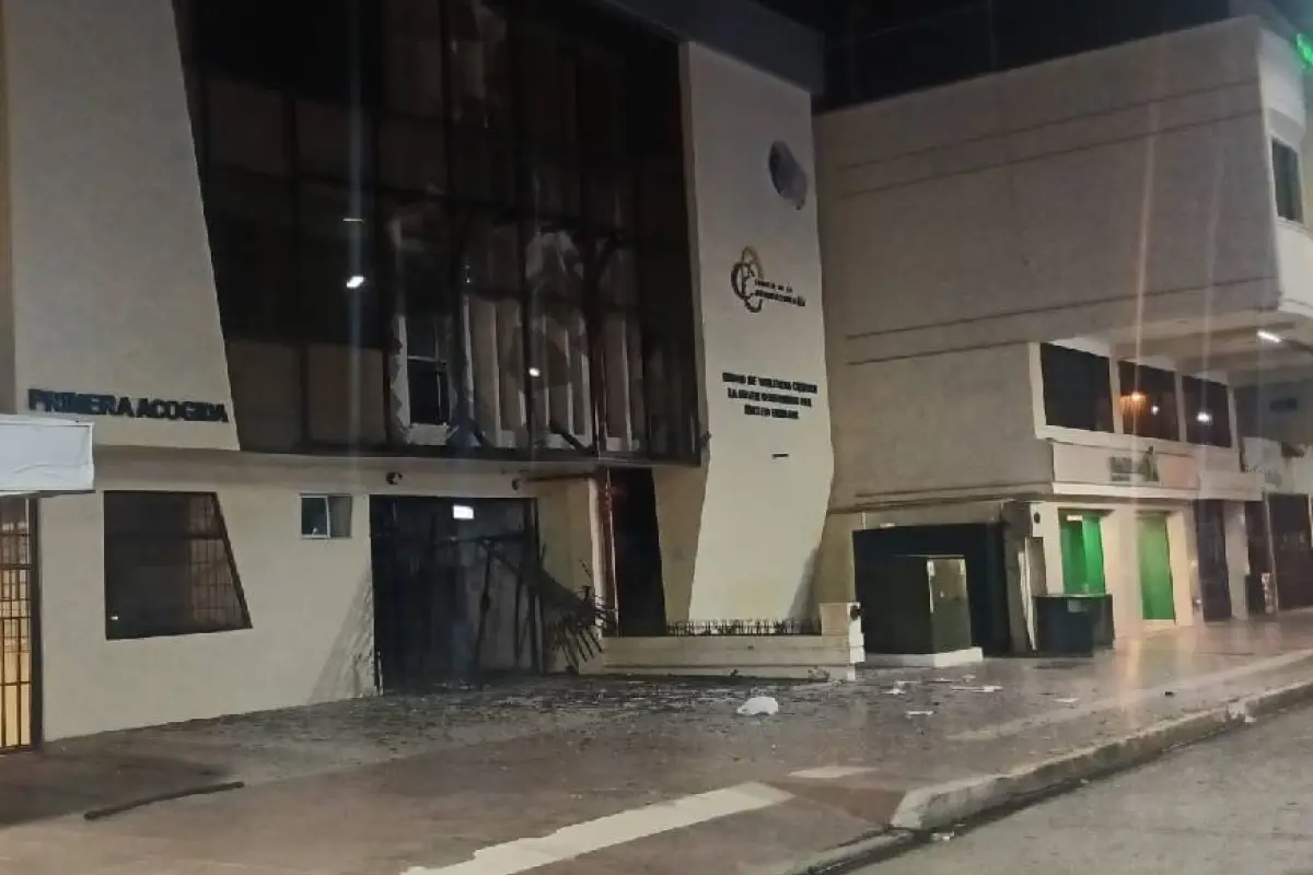 El edificio de la Judicatura de Machala sufrió afectaciones en su fachada principal tras la explosión., Foto: Redes Sociales