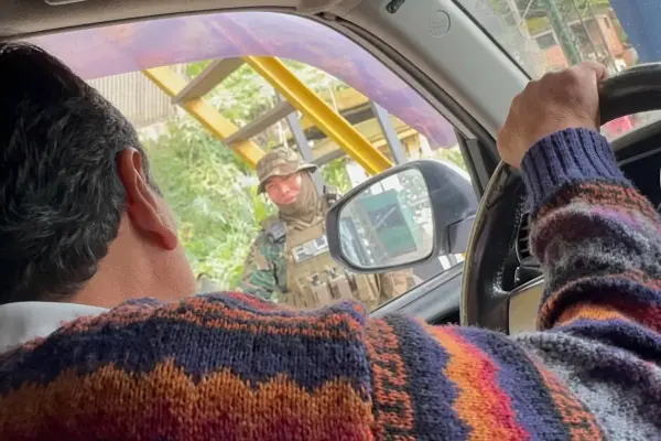 Evo Morales fue captado mientras conducía un vehículo y se estacionó a conversar con dos policías. ,Foto: Redes Sociales