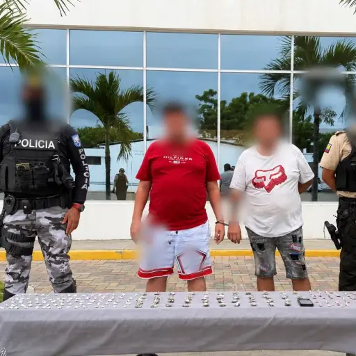 Dos hombres fueron detenidos en un operativo en Manta donde se decomisó droga