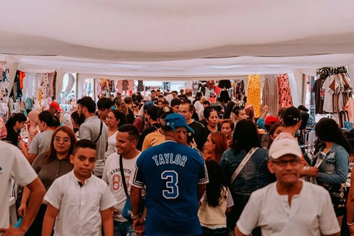 Avenida 9 de Octubre acogió feria comercial y gastronómica con amplia participación ciudadana