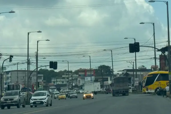 En la intersección de las avenidas Los Colonos y Clemencia de Mora la semana pasada los semáforos no funcionaron dos días.  ,Diario Centro