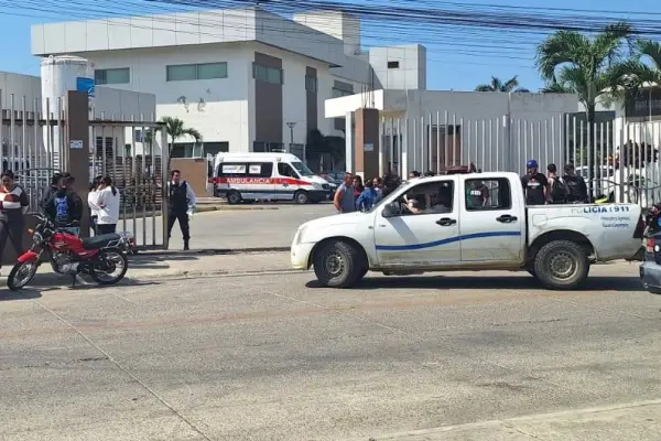 La Policía llegó hasta el área de la morgue del Hospital Verdi Cevallos Balda donde retiraron el cuerpo de Loor. ,El Diario