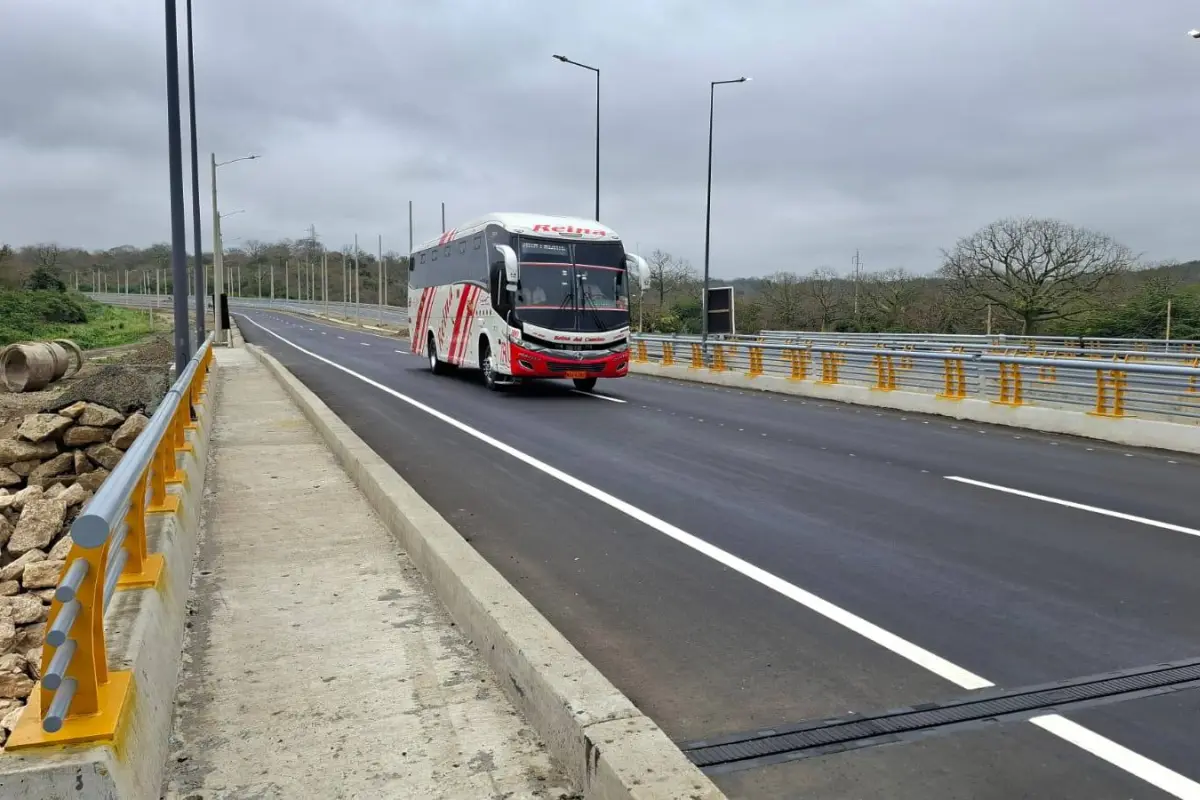 La infraestructura tiene cuatro carriles, ciclovías y 1,7 kilómetros de accesos. , El Diario