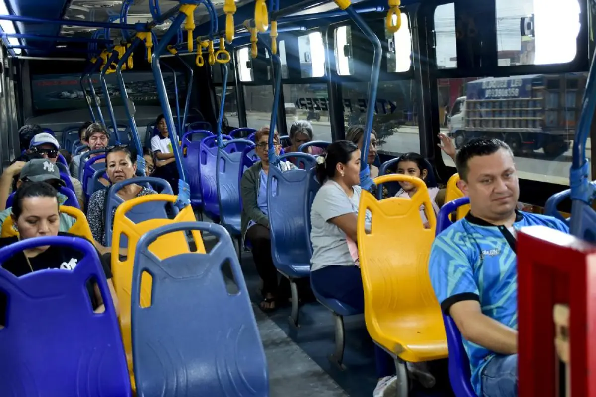 Los usuarios de buses solicitan mejoras en el servicio antes de subir la tarifa.
