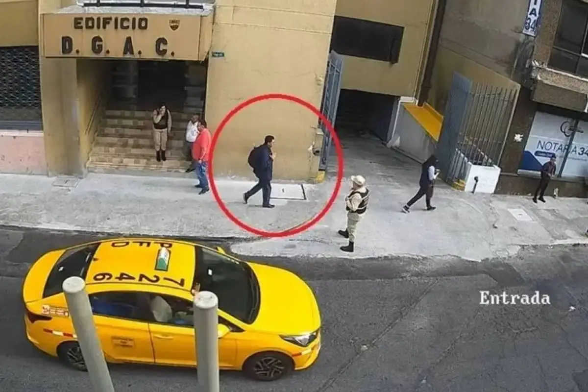 Héctor Vinicio Rojas Velasco, de 56 años de edad, fue grabado saliendo de su trabajo en Quito., Captura de pantalla 