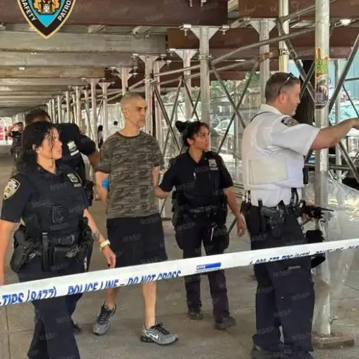 Investigan el apuñalamiento de dos personas cerca de Central Park al grito de “Dios es grande”