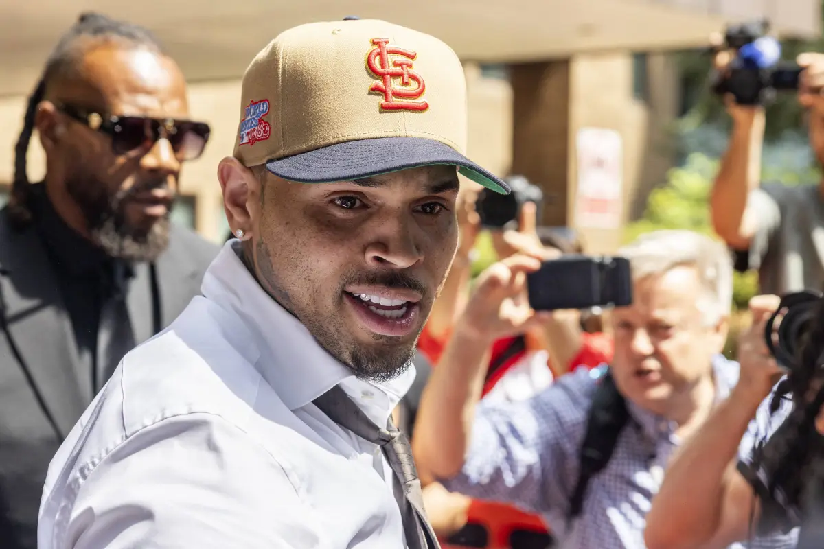 El cantante estadounidense Chris Brown se marcha tras asistir a una audiencia en el Tribunal de la Corona de Southwark en Londres el 24 de julio de 2026., BROOK MITCHELL / AFP