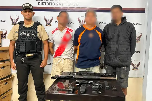 Tres sospechosos fueron puestos a órdenes de las autoridades junto con las armas decomisadas. ,Policía Nacional