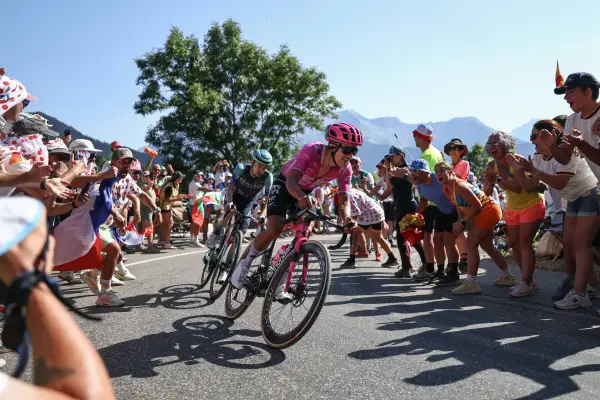 El ciclista ecuatoriano Richard Carapaz, del equipo EF Education - EasyPost, seguido por el ciclista francés Lenny Martínez, del equipo Bahrain - Victorious, en el ascenso al Alpe d'Huez durante la 19.ª etapa de la 113.ª edición del Tour de Francia. ,ANNE-CHRISTINE POUJOULAT / AFP