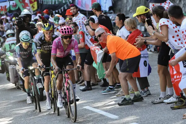  El ciclista ecuatoriano Richard Carapaz, del equipo EF Education - EasyPost, el estadounidense Sepp Kuss, del equipo Visma | Lease a Bike, y el francés Lenny Martínez, del equipo Bahrain - Victorious, participan en la escapada líder durante la ascensión ,ANNE-CHRISTINE POUJOULAT / AFP