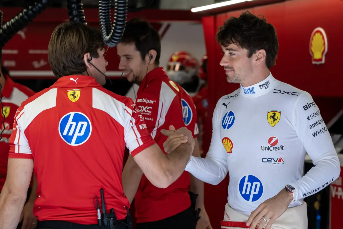 El piloto de Ferrari, Charles Leclerc, saluda a su equipo durante la primera sesión de entrenamientos libres en el circuito de Hungaroring, en Mogyorod, cerca de Budapest, Hungría, el 24 de julio de 2026, antes del Gran Premio de Hungría de Fórmula 1.,  ANDREJ ISAKOVIC / AFP