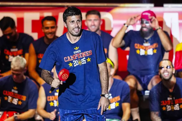 Rodri en los festejos en la plaza de Cibeles de Madrid, tras quedar campeón del mundo con España. ,OSCAR J BARROSO / SPAIN DPPI / DPPI VIA AFP