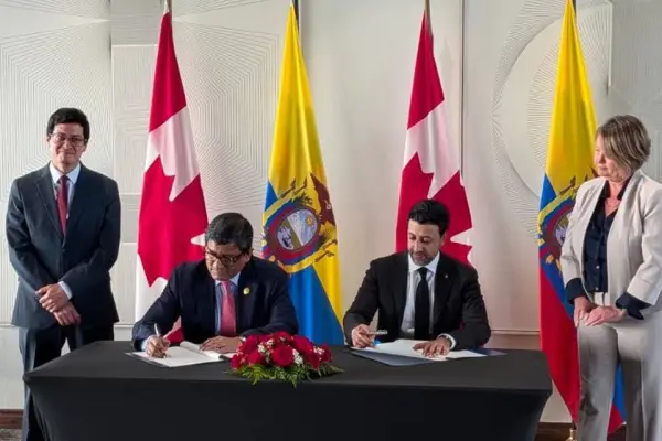 El ministro de Producción, Comercio Exterior e Inversiones, Luis Jaramillo, junto al ministro de Comercio Internacional de Canadá, Maninder Sidhu.