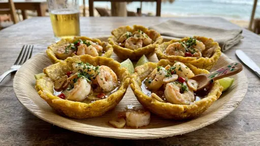 Sorprende a todos con estas canastas de plátano y camarones al ajillo