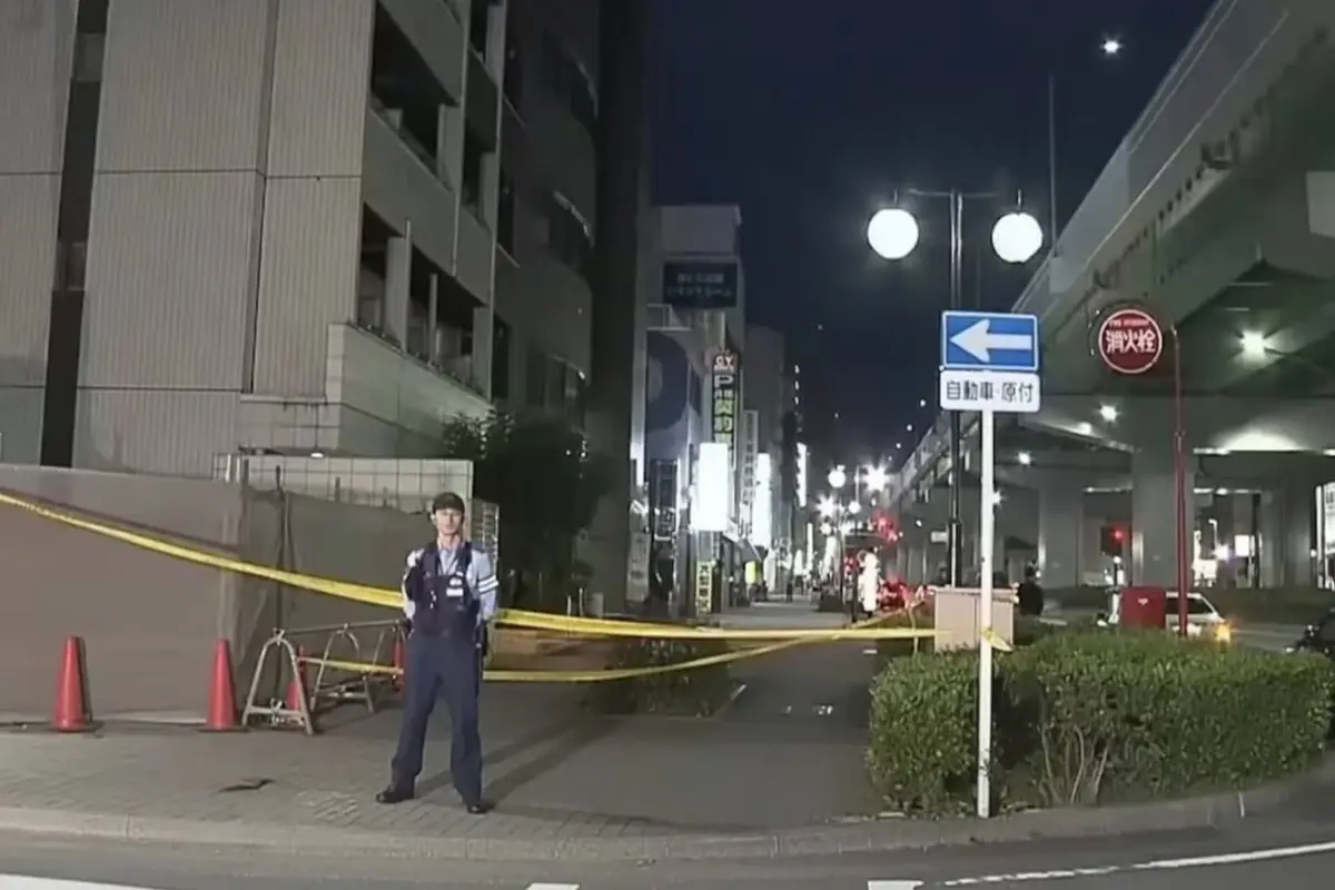 Agentes de seguridad llegaron al lugar para iniciar con lass investigaciones de la caida del edificio., Foto: Agencias