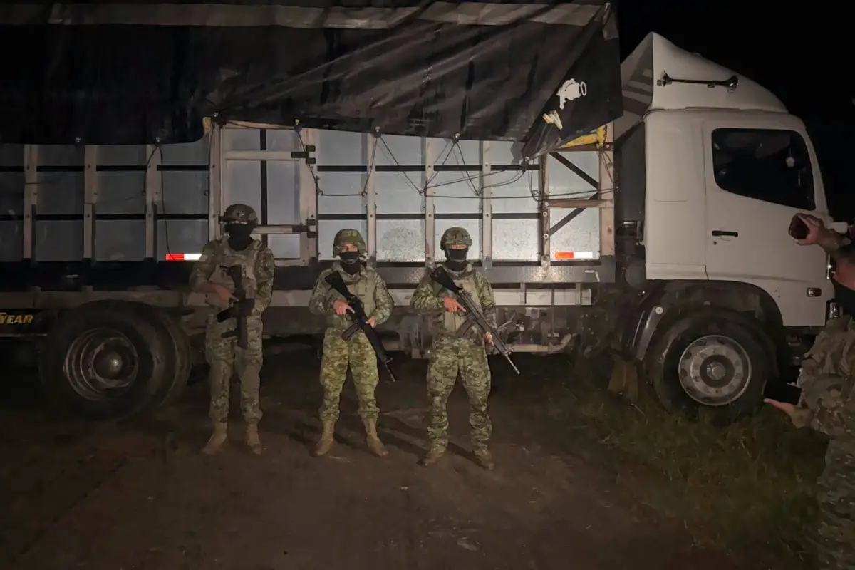Esmeraldas operativo militar detecta conexión clandestina a un poliducto y decomisa 1.650 galones de combustible