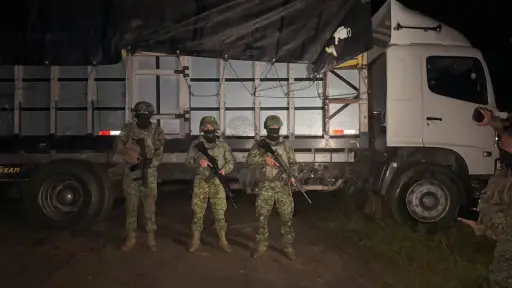 Esmeraldas: operativo militar detecta conexión clandestina a un poliducto y decomisa 1.650 galones de combustible