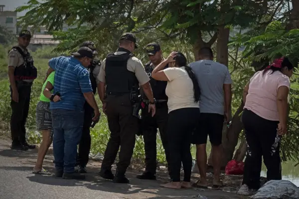 Familiares del adolescente llegaron al lugar donde dos hombres en moto le dispararon y acabaron con su vida. ,Foto: Cortesía