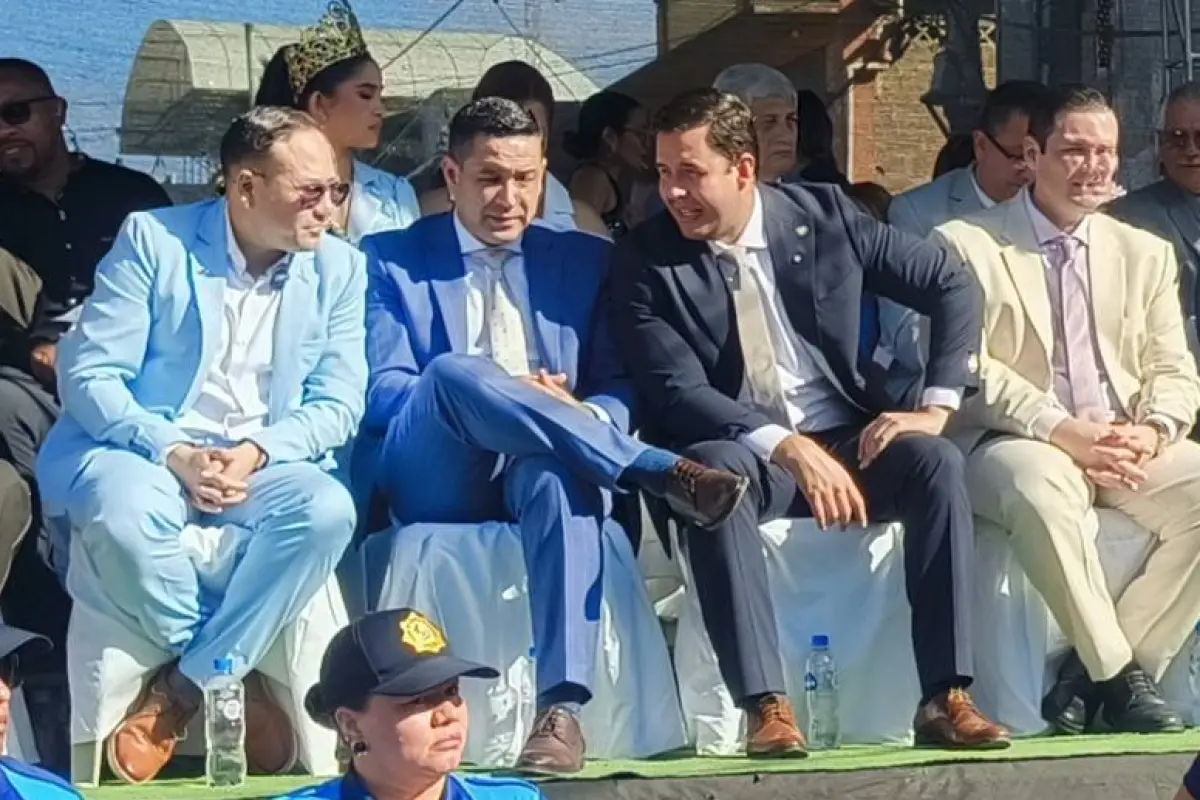 En la foto el alcalde (centro) y dos legisladores en el escenario observando el desfile por las fiestas de Chone., El Diario