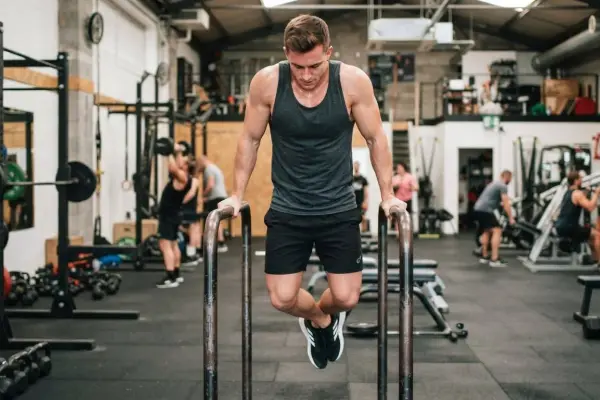 ¿CrossFit o gimnasio? Lo que dicen los expertos antes de elegir tu entrenamiento