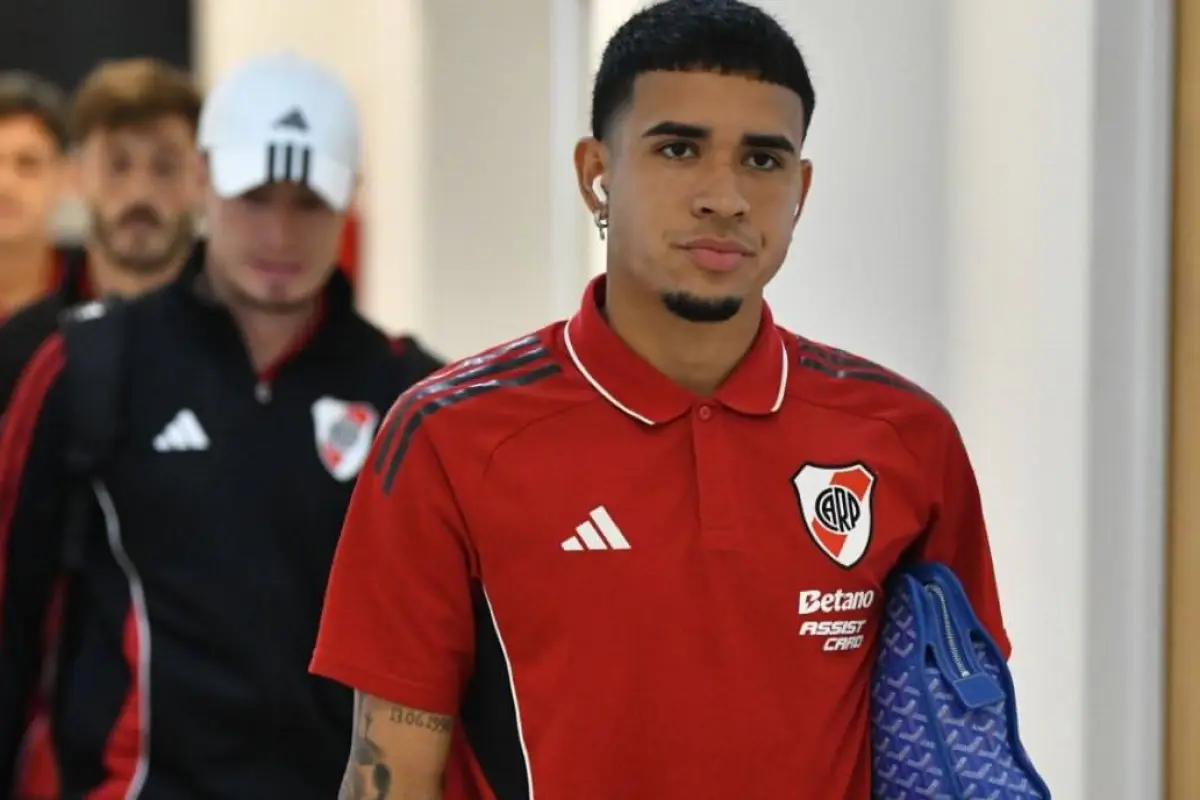 Kendry Páez deberá entrenarse en River hasta que finalice su finiquito