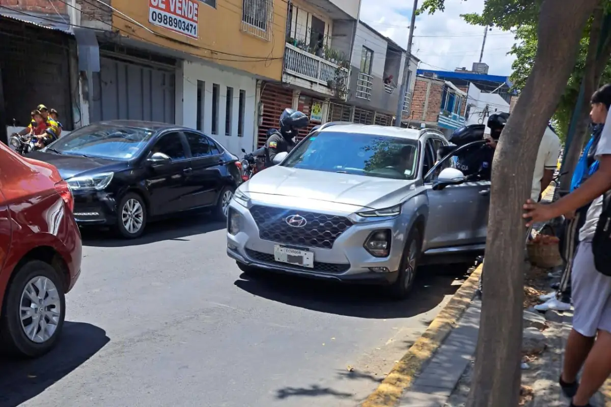 Conductor queda inconsciente dentro de su vehículo en la avenida 15 de Abril en Portoviejo