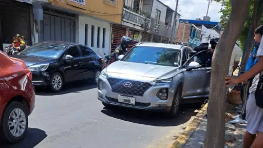Conductor queda inconsciente dentro de su vehículo en la avenida 15 de Abril en Portoviejo