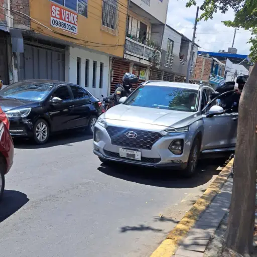 Conductor queda inconsciente dentro de su vehículo en la avenida 15 de Abril en Portoviejo