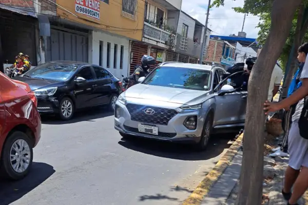 Conductor queda inconsciente dentro de su vehículo en la avenida 15 de Abril en Portoviejo