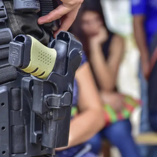 Una policía fue arrestada en Pujilí tras herir con un arma de fuego a su pareja
