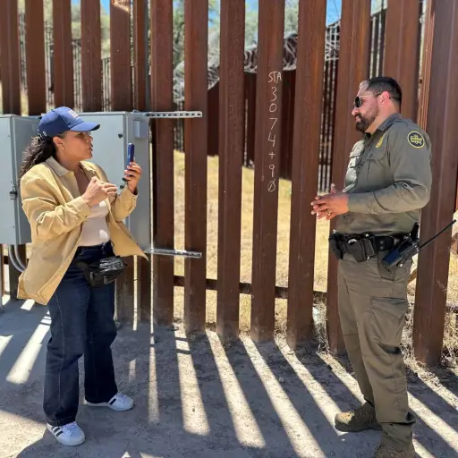 De Manta al desierto: la periodista manabita que descubrió el verdadero rostro de la migración