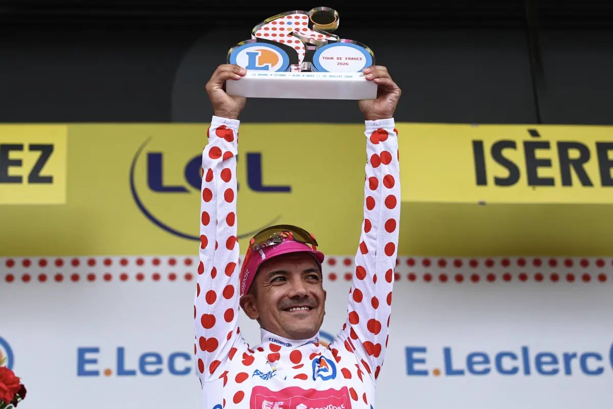 Richard Carapaz conquistó este sábado la etapa reina del Tour de Francia en Alpe d'Huez y selló matemáticamente el título de la montaña.