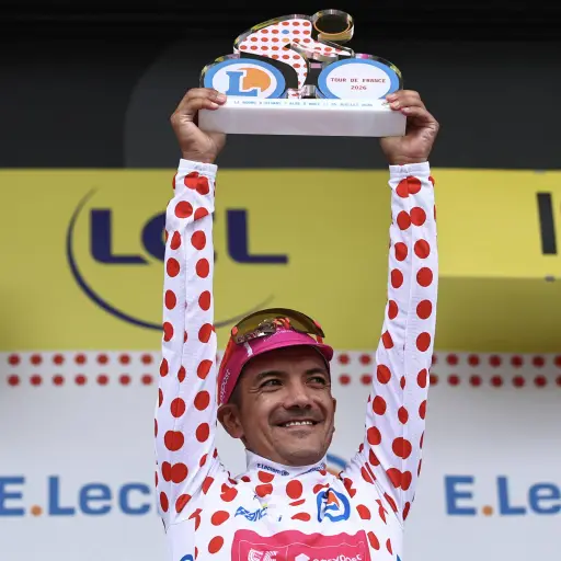Carapaz reina en los Alpes, Pogacar en el Tour