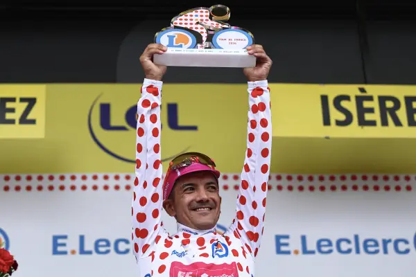 Richard Carapaz conquistó este sábado la etapa reina del Tour de Francia en Alpe d'Huez y selló matemáticamente el título de la montaña.