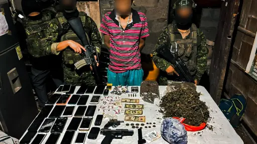 Hallazgo sorpresivo en Portoviejo: militares allanan vivienda y descubren decenas de celulares junto a armas y droga