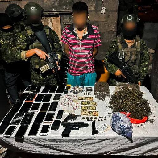 Hallazgo sorpresivo en Portoviejo: militares allanan vivienda y descubren decenas de celulares junto a armas y droga