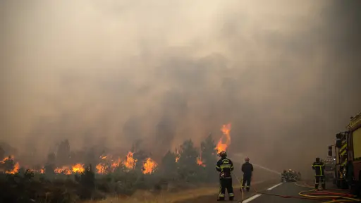 Los incendios que arrasan España y Francia siguen sin control y fuerzan la evacuación de 260.000 personas