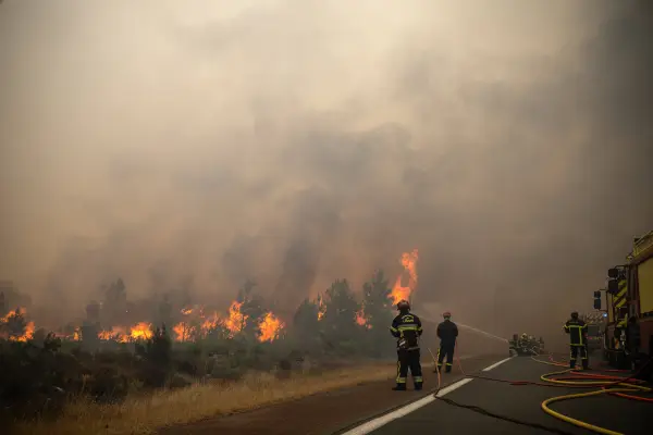 Los incendios que arrasan España y Francia siguen sin control y fuerzan la evacuación de 260.000 personas