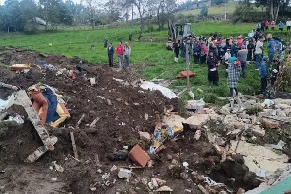 Comuneros se mostraron consternados por el aluvión que afectó una vivienda en Chimborazo. ,Foto: Cortesía