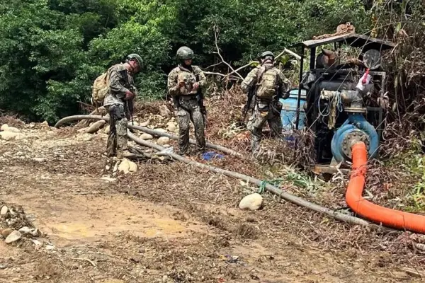 Operativo militar desmantela nueve campamentos de minería ilegal en Esmeraldas. ,X: @armada_ecuador
