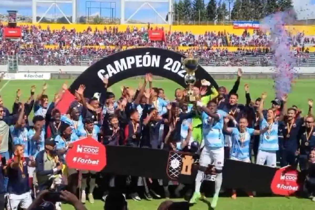 Jugadores de Deportivo Quito celebrando el título obtenido en el estadio Gonzalo Pozo Ripalda, en el sur de Quito., Foto: Redes Sociales