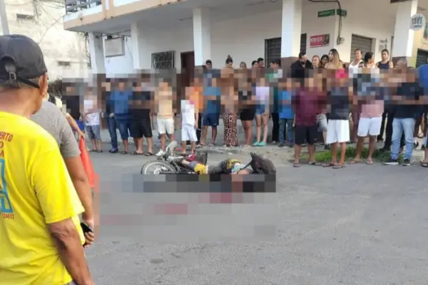 El cuerpo del motociclista quedó en medio de la calle,en el centro de Manta. ,Foto: El Diario