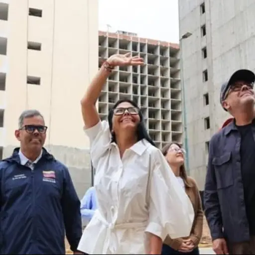Delcy Rodríguez inspecciona terrenos en La Guaira para ofrecer soluciones a los desplazados por los terremotos