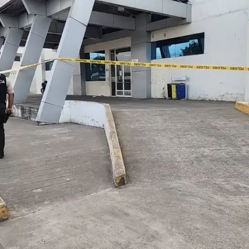 Abandonan un artefacto explosivo y un panfleto en los exteriores de una maternidad en Santa Rosa