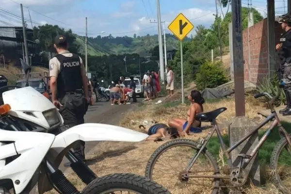 La víctima quedó tendida a un costado de la calle tras el ataque armado. ,ED