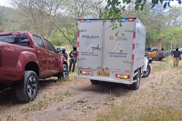 Los agentes realizaron una amplia búsqueda de más cadáveres por toda la loma de El Florón. ,El Diario